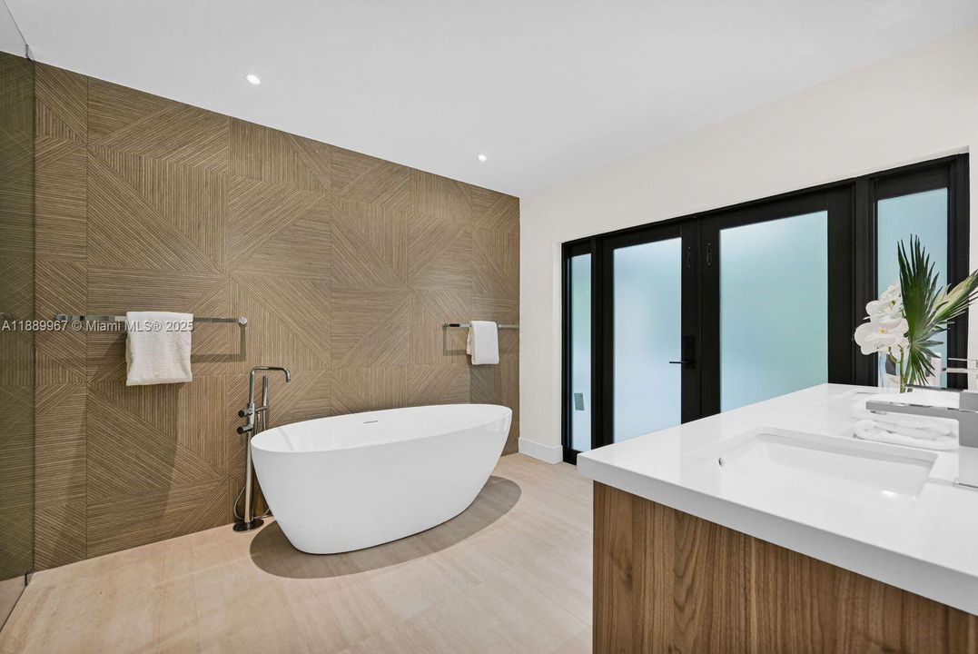 最近售出: $2,150,000 (5 贝兹, 4 浴室, 2652 平方英尺)