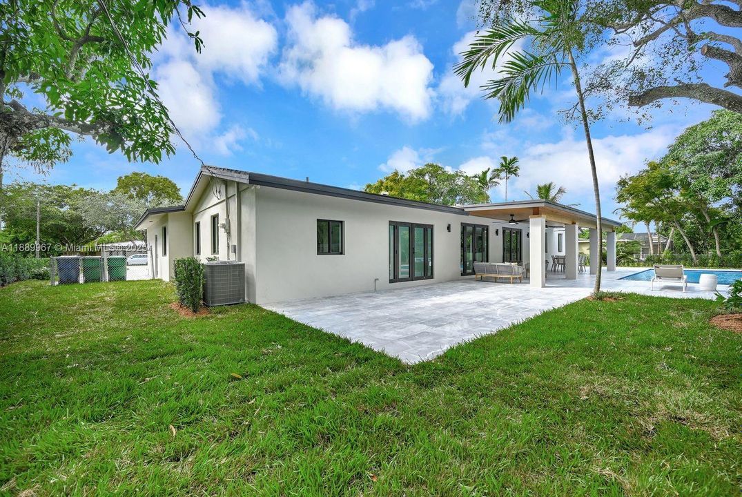 最近售出: $2,150,000 (5 贝兹, 4 浴室, 2652 平方英尺)