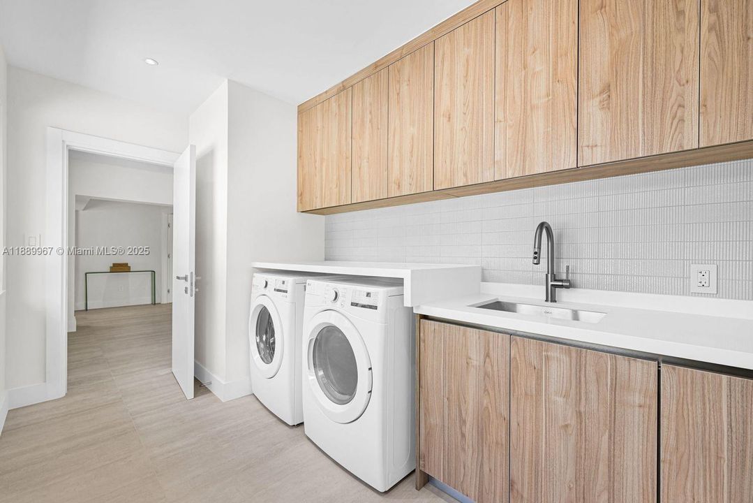 最近售出: $2,150,000 (5 贝兹, 4 浴室, 2652 平方英尺)