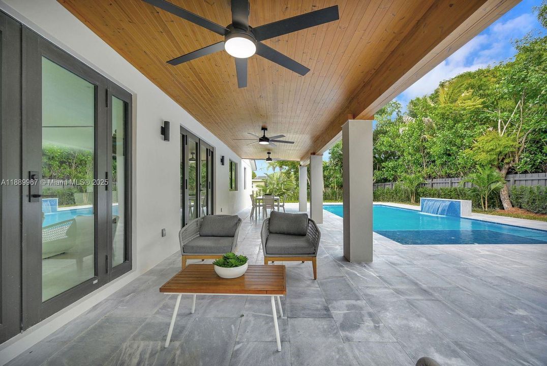 最近售出: $2,150,000 (5 贝兹, 4 浴室, 2652 平方英尺)