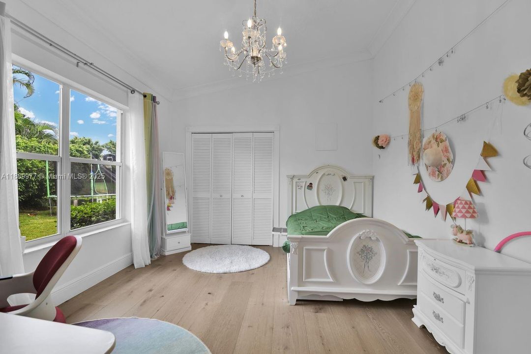 最近售出: $1,750,000 (5 贝兹, 3 浴室, 3550 平方英尺)