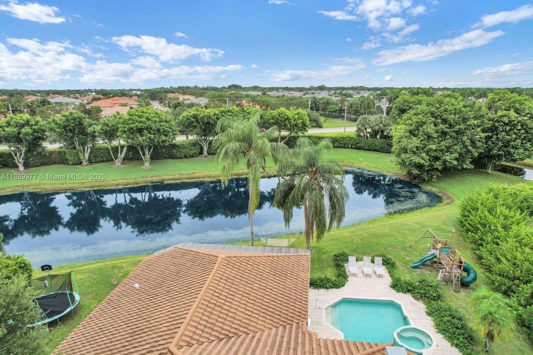 最近售出: $1,750,000 (5 贝兹, 3 浴室, 3550 平方英尺)