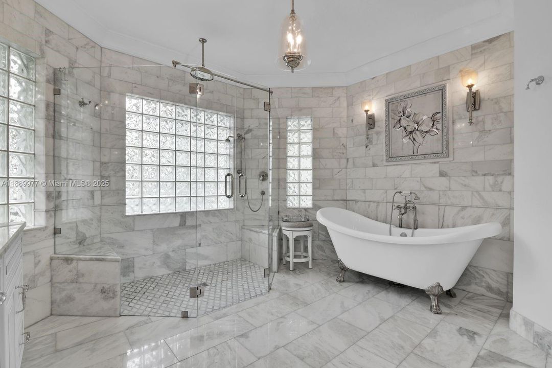 最近售出: $1,750,000 (5 贝兹, 3 浴室, 3550 平方英尺)