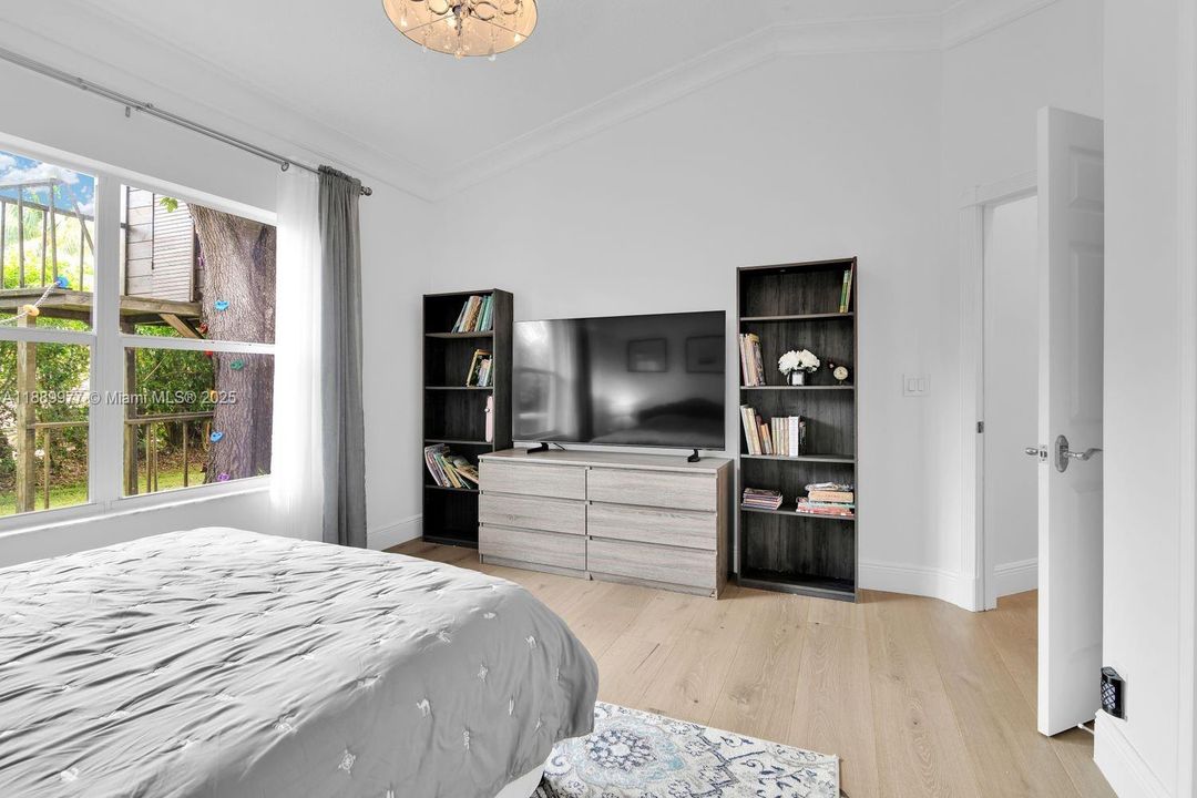 最近售出: $1,750,000 (5 贝兹, 3 浴室, 3550 平方英尺)