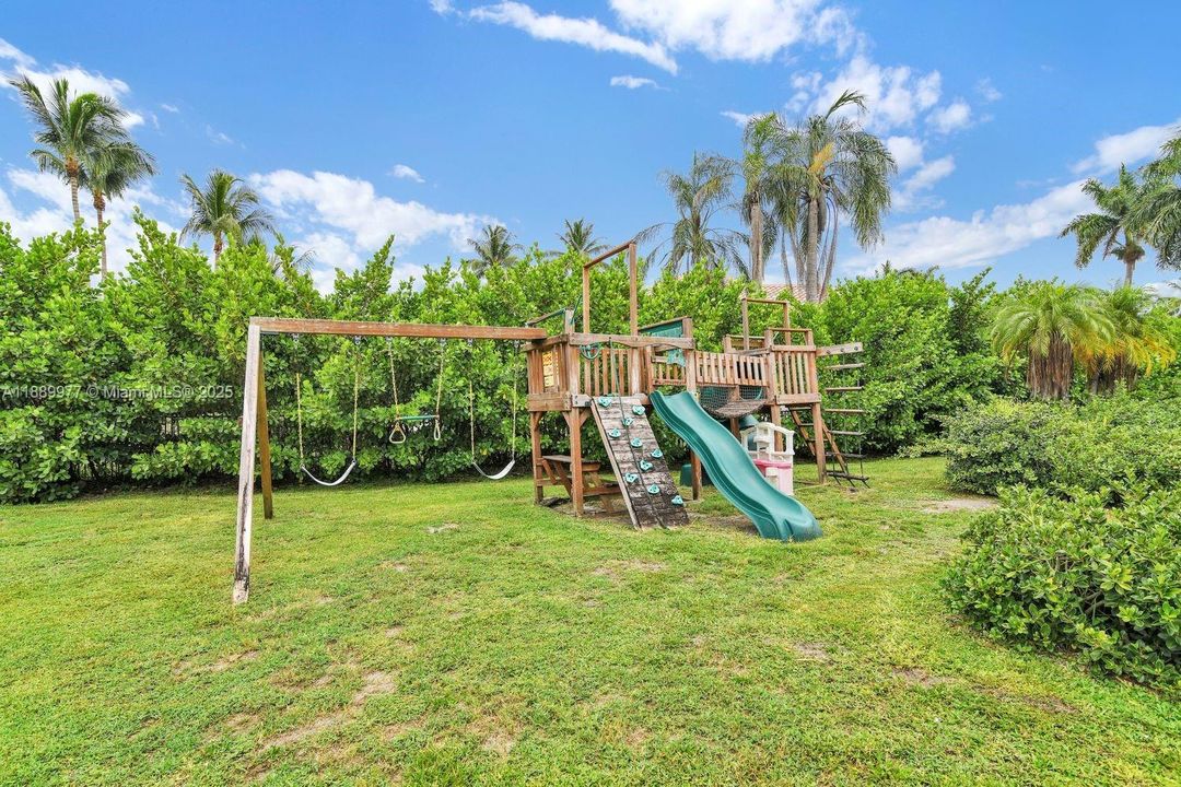 最近售出: $1,750,000 (5 贝兹, 3 浴室, 3550 平方英尺)