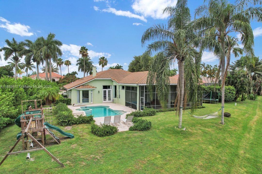 最近售出: $1,750,000 (5 贝兹, 3 浴室, 3550 平方英尺)