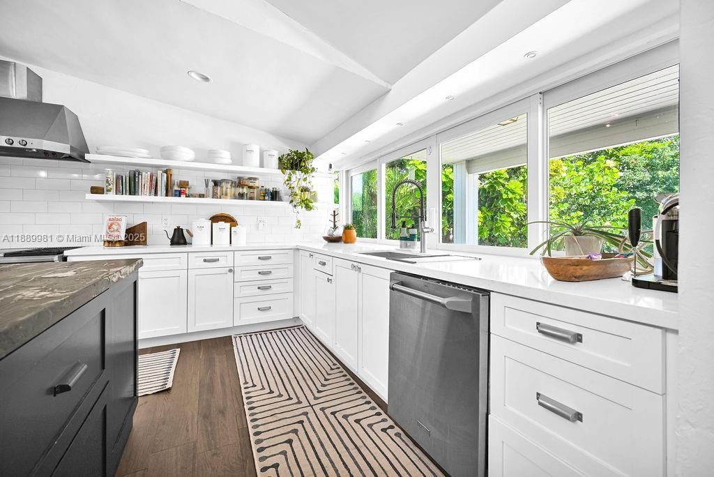 Под контрактом: $1,399,000 (4 спален, 3 ванн, 2638 Квадратных фут)