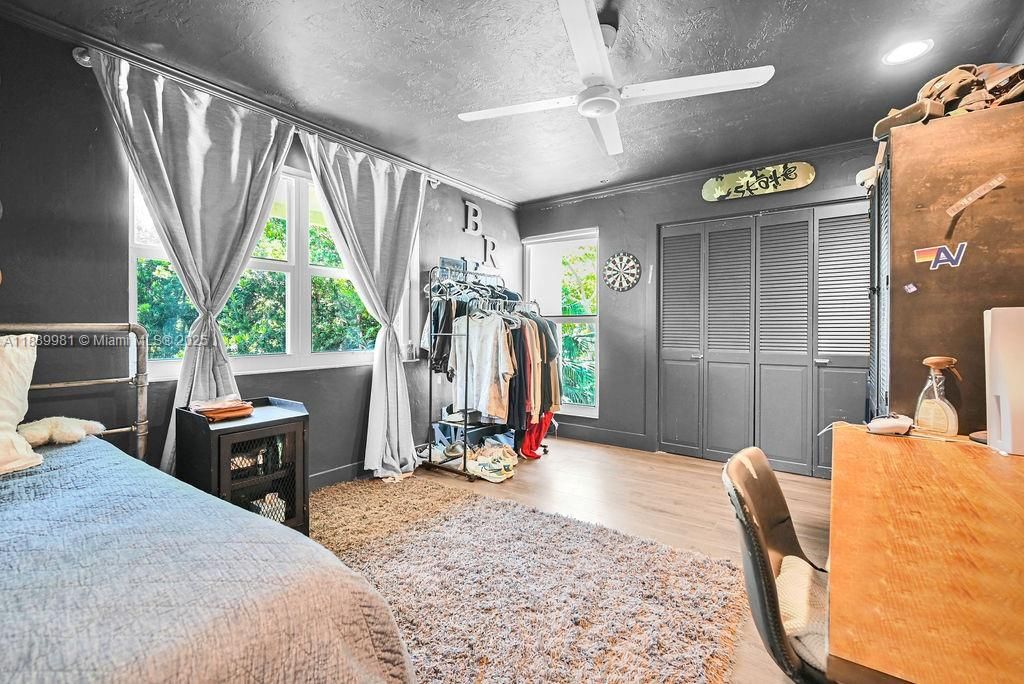 Под контрактом: $1,399,000 (4 спален, 3 ванн, 2638 Квадратных фут)