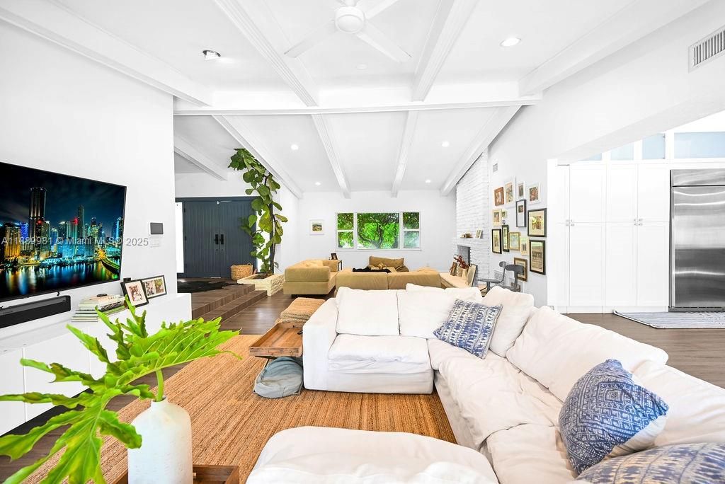 Под контрактом: $1,399,000 (4 спален, 3 ванн, 2638 Квадратных фут)