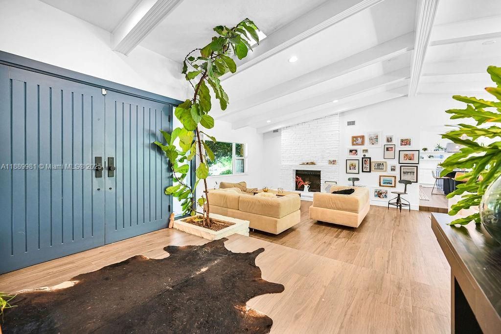 Под контрактом: $1,399,000 (4 спален, 3 ванн, 2638 Квадратных фут)