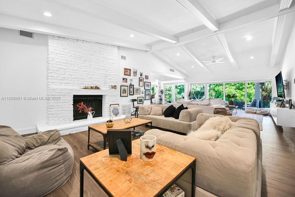 Под контрактом: $1,399,000 (4 спален, 3 ванн, 2638 Квадратных фут)