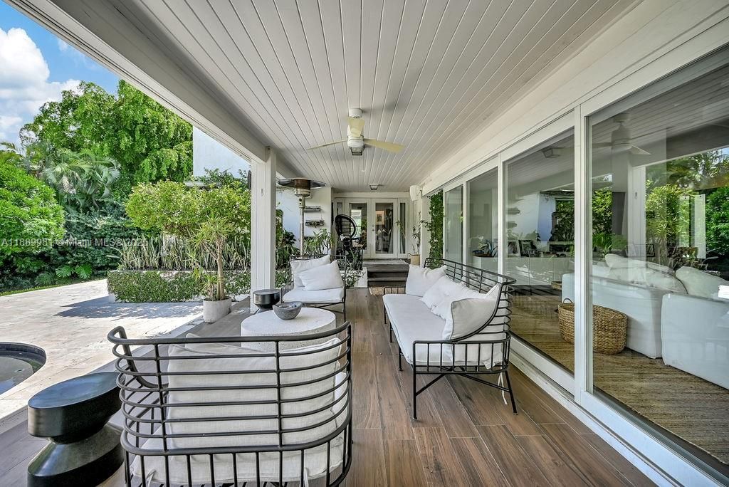 Под контрактом: $1,399,000 (4 спален, 3 ванн, 2638 Квадратных фут)