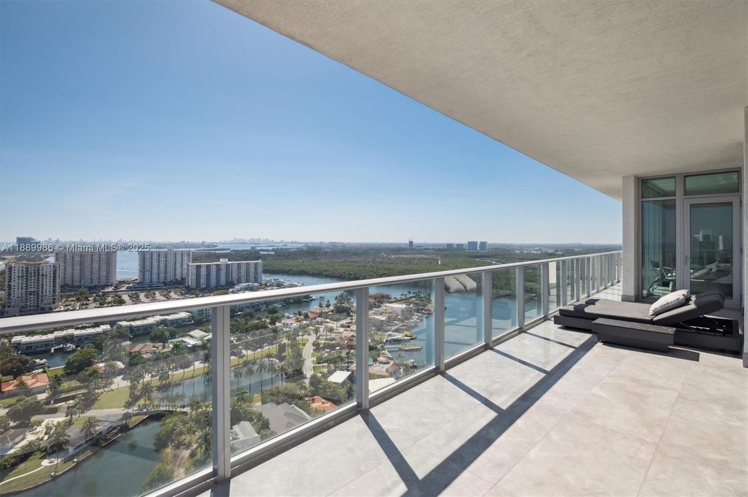 - Wrap Around Balcony (1,011SF) w/ Penthouse Views of the Ocean, Intracoastal & City Skyline & More!
