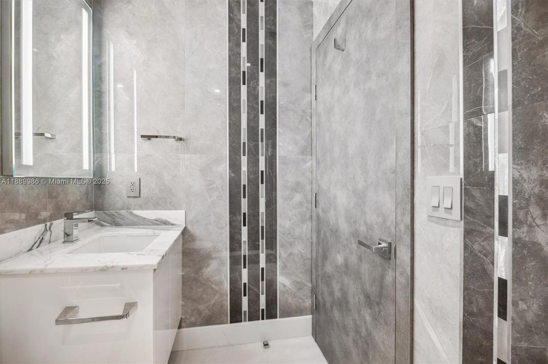 - 4th Bedroom Ensuite Bathroom - Custom Wall Designs by Intero Futuro