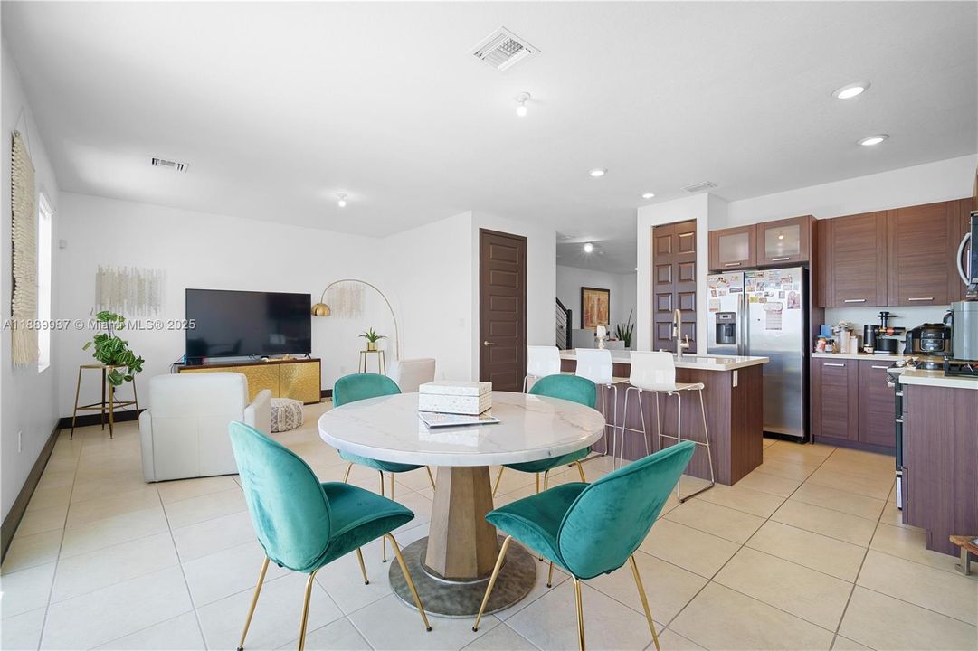 En Venta: $627,000 (3 camas, 3 baños, 1850 Pies cuadrados)