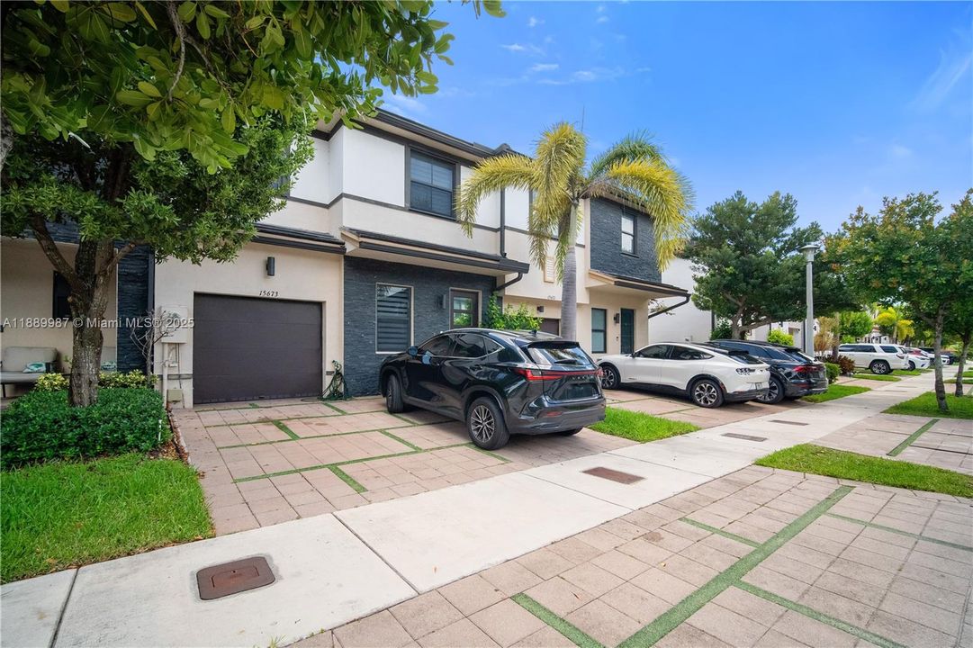 En Venta: $627,000 (3 camas, 3 baños, 1850 Pies cuadrados)