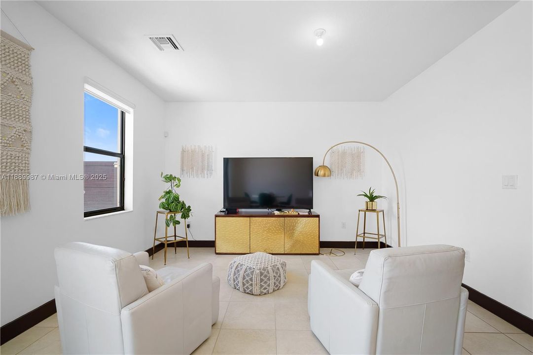 En Venta: $627,000 (3 camas, 3 baños, 1850 Pies cuadrados)