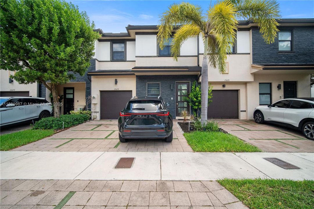 En Venta: $627,000 (3 camas, 3 baños, 1850 Pies cuadrados)