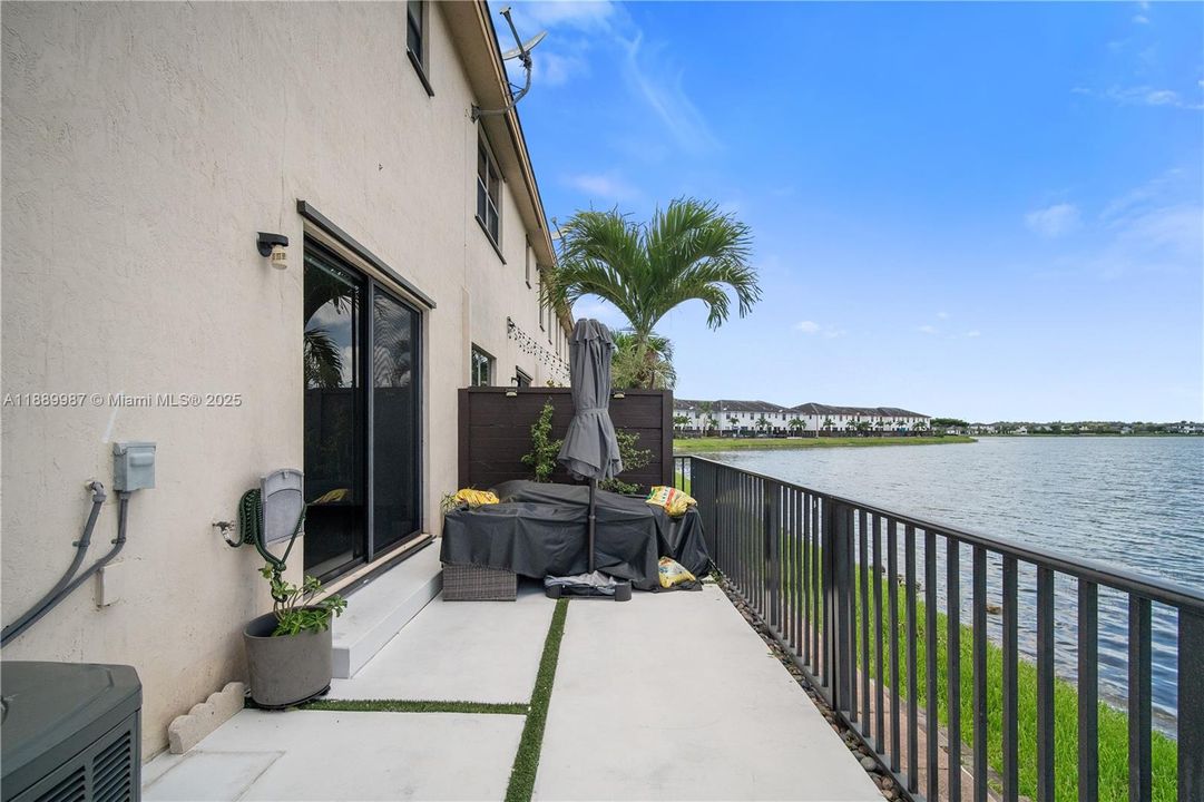 En Venta: $627,000 (3 camas, 3 baños, 1850 Pies cuadrados)