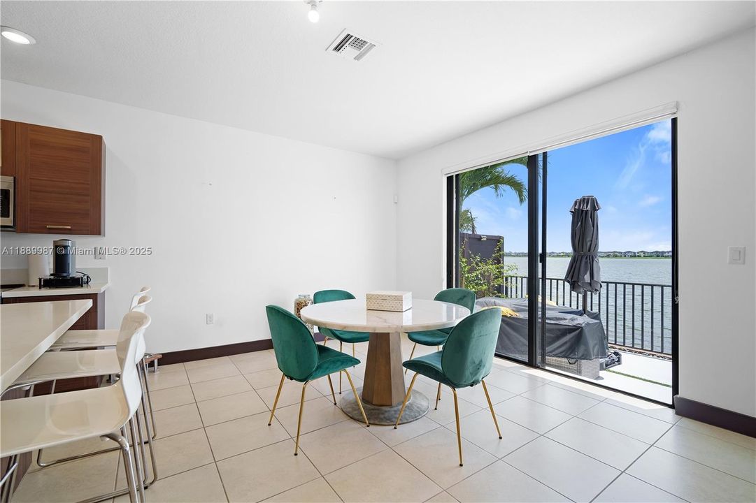 En Venta: $627,000 (3 camas, 3 baños, 1850 Pies cuadrados)