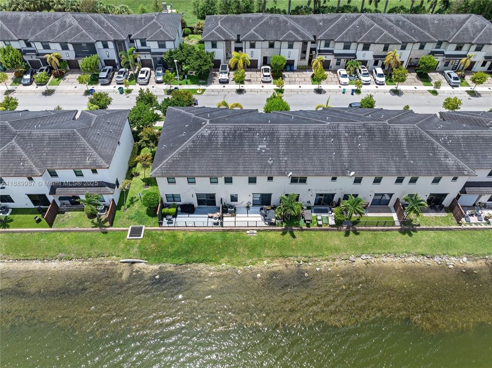 En Venta: $627,000 (3 camas, 3 baños, 1850 Pies cuadrados)