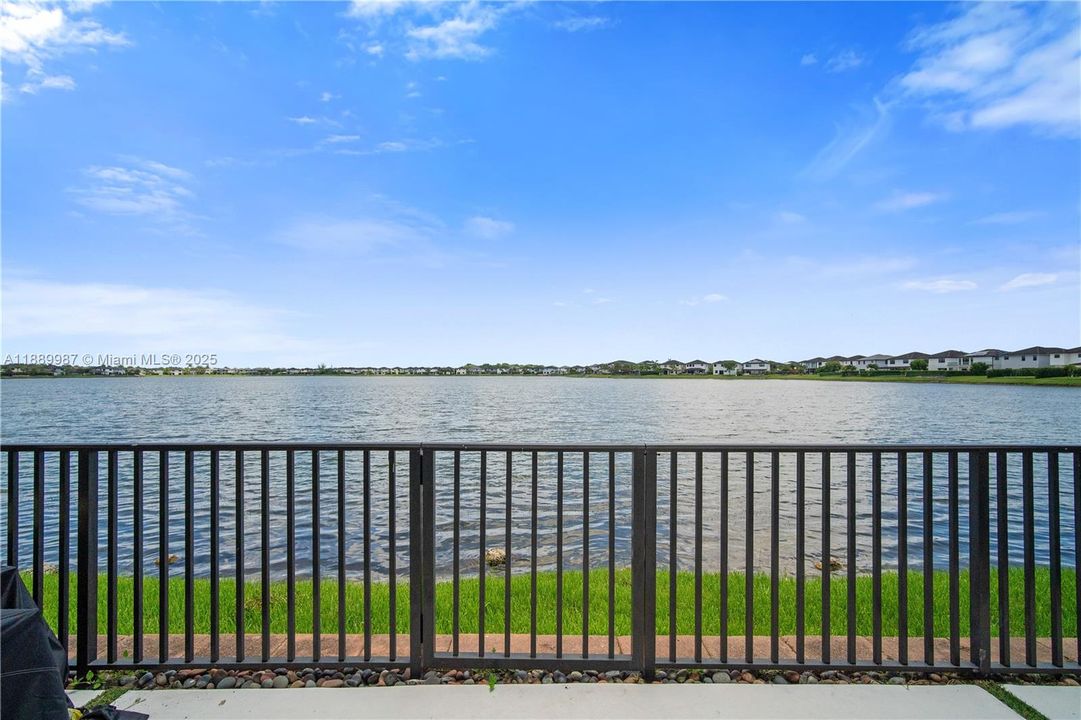 En Venta: $627,000 (3 camas, 3 baños, 1850 Pies cuadrados)