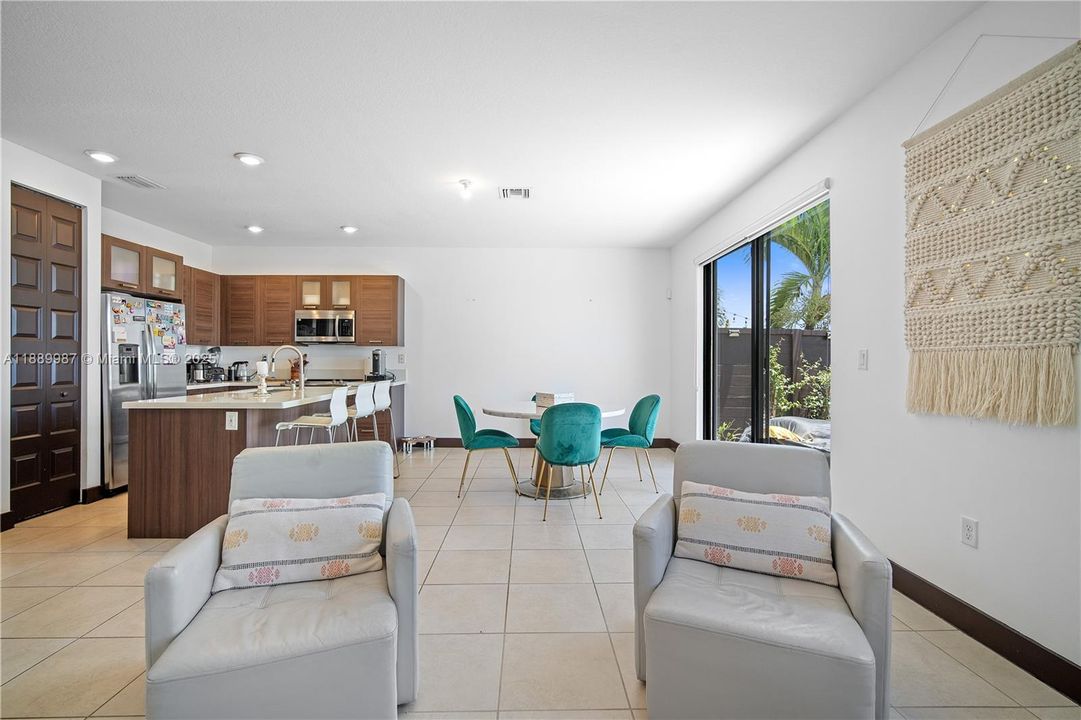 En Venta: $627,000 (3 camas, 3 baños, 1850 Pies cuadrados)