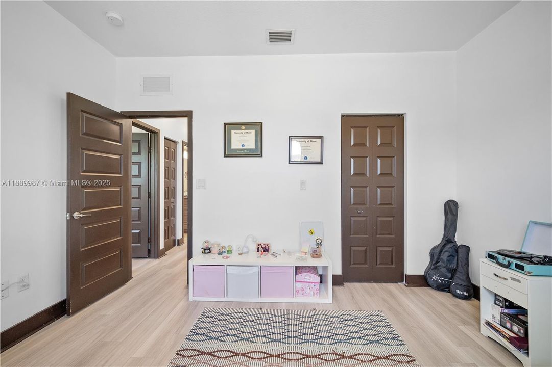 En Venta: $627,000 (3 camas, 3 baños, 1850 Pies cuadrados)