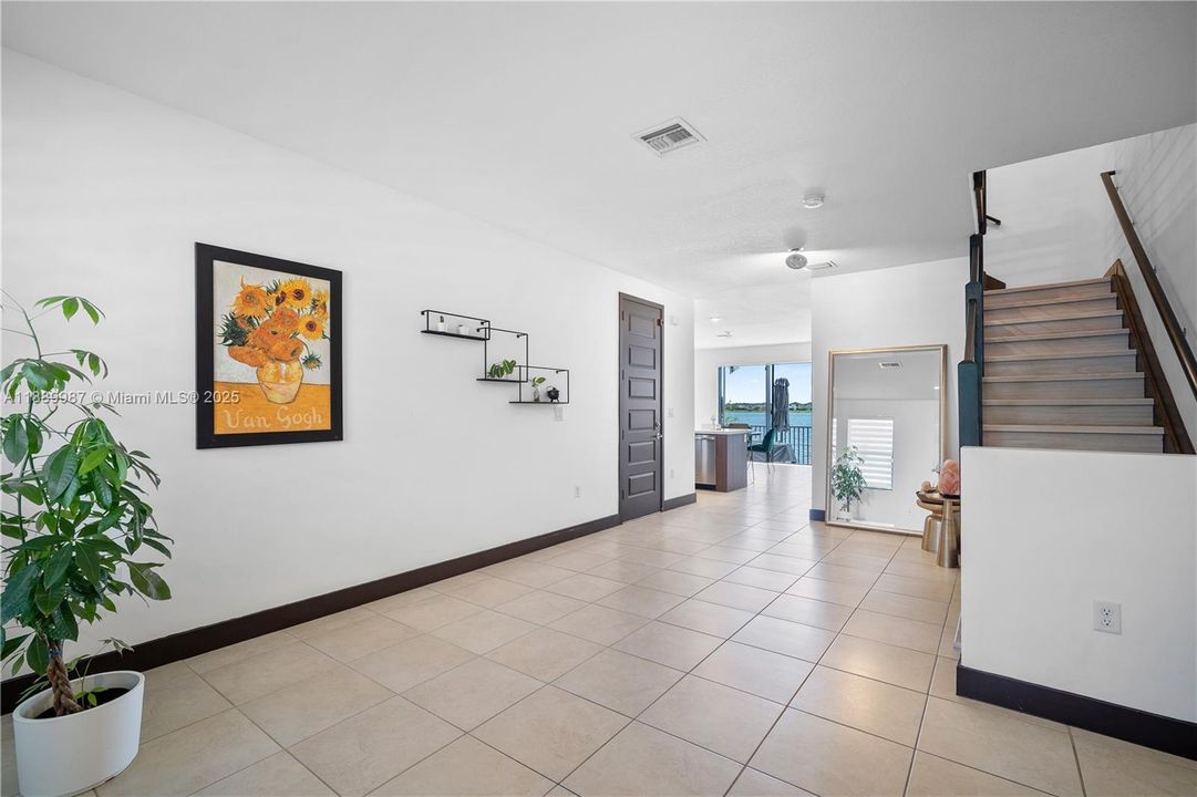 En Venta: $627,000 (3 camas, 3 baños, 1850 Pies cuadrados)