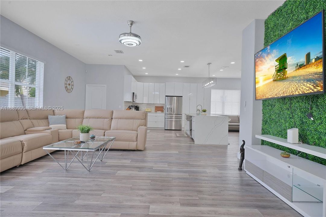 На продажу: $1,100,000 (5 спален, 5 ванн, 3408 Квадратных фут)