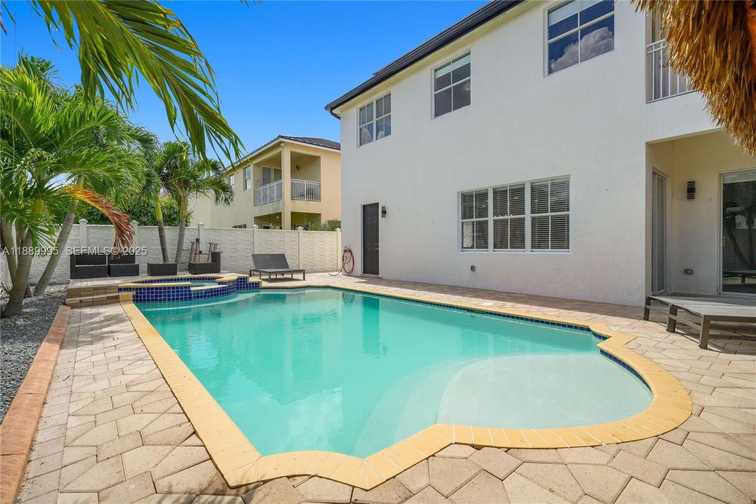 На продажу: $1,100,000 (5 спален, 5 ванн, 3408 Квадратных фут)