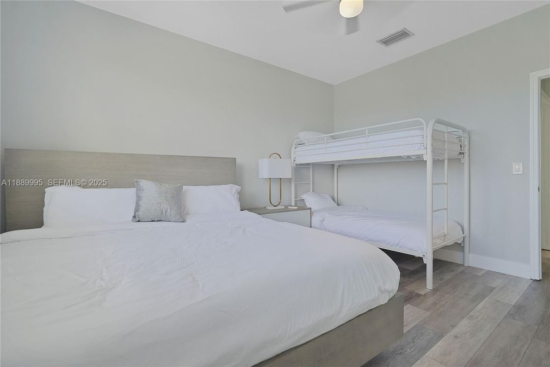 На продажу: $1,100,000 (5 спален, 5 ванн, 3408 Квадратных фут)