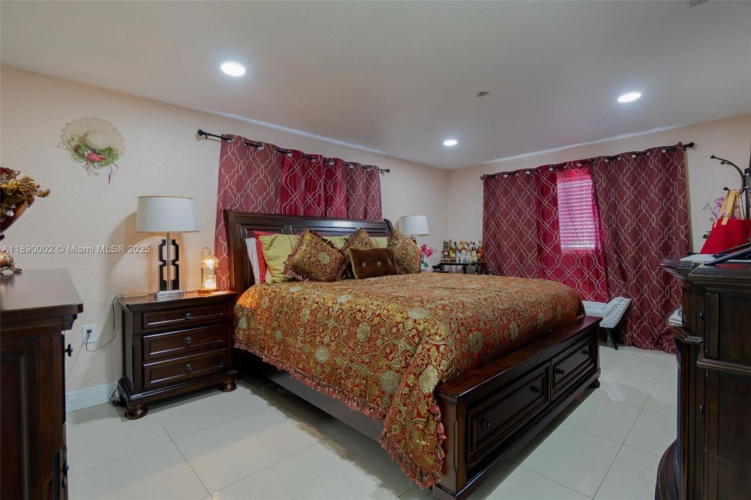 For Sale: $449,000 (3 beds, 2 baths, 1056 Square Feet)