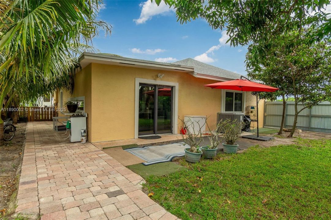 For Sale: $449,000 (3 beds, 2 baths, 1056 Square Feet)