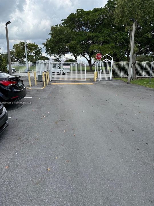 For Sale: $220,000 (2 beds, 2 baths, 840 Square Feet)