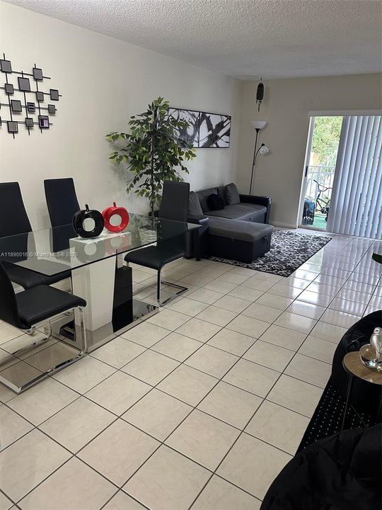 For Sale: $220,000 (2 beds, 2 baths, 840 Square Feet)