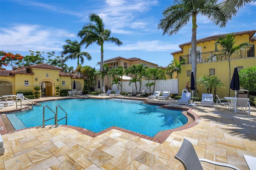 Activo con contrato: $5,995 (4 camas, 3 baños, 2501 Pies cuadrados)