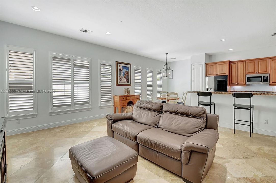 Activo con contrato: $5,995 (4 camas, 3 baños, 2501 Pies cuadrados)