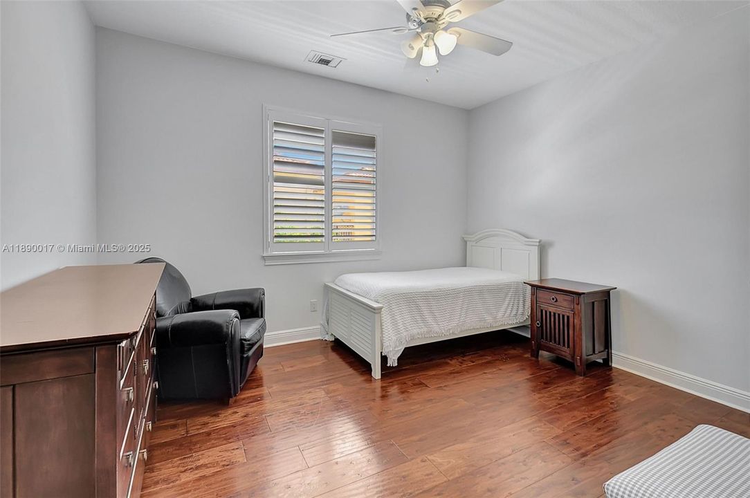 Activo con contrato: $5,995 (4 camas, 3 baños, 2501 Pies cuadrados)