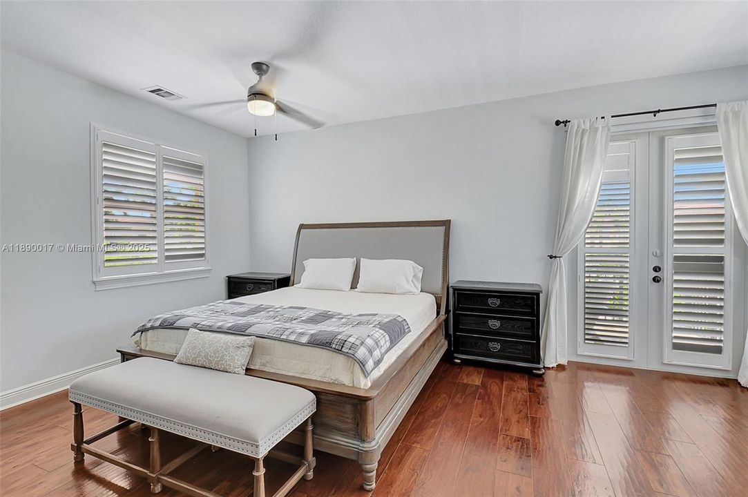 Activo con contrato: $5,995 (4 camas, 3 baños, 2501 Pies cuadrados)