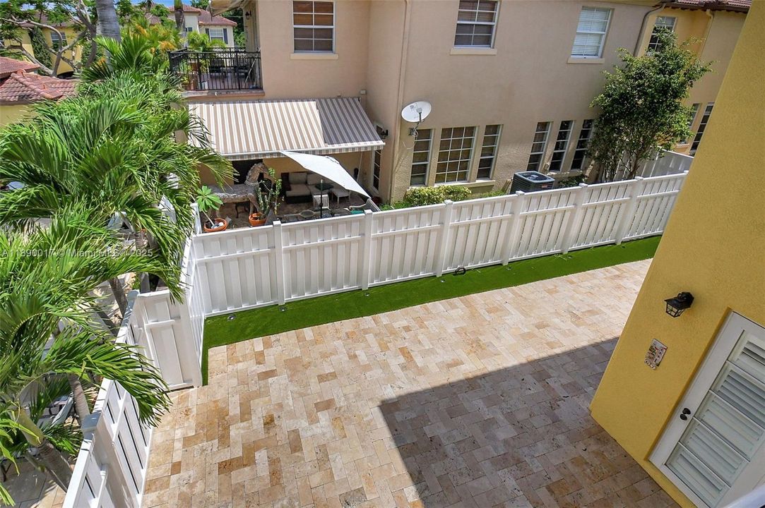 Activo con contrato: $5,995 (4 camas, 3 baños, 2501 Pies cuadrados)