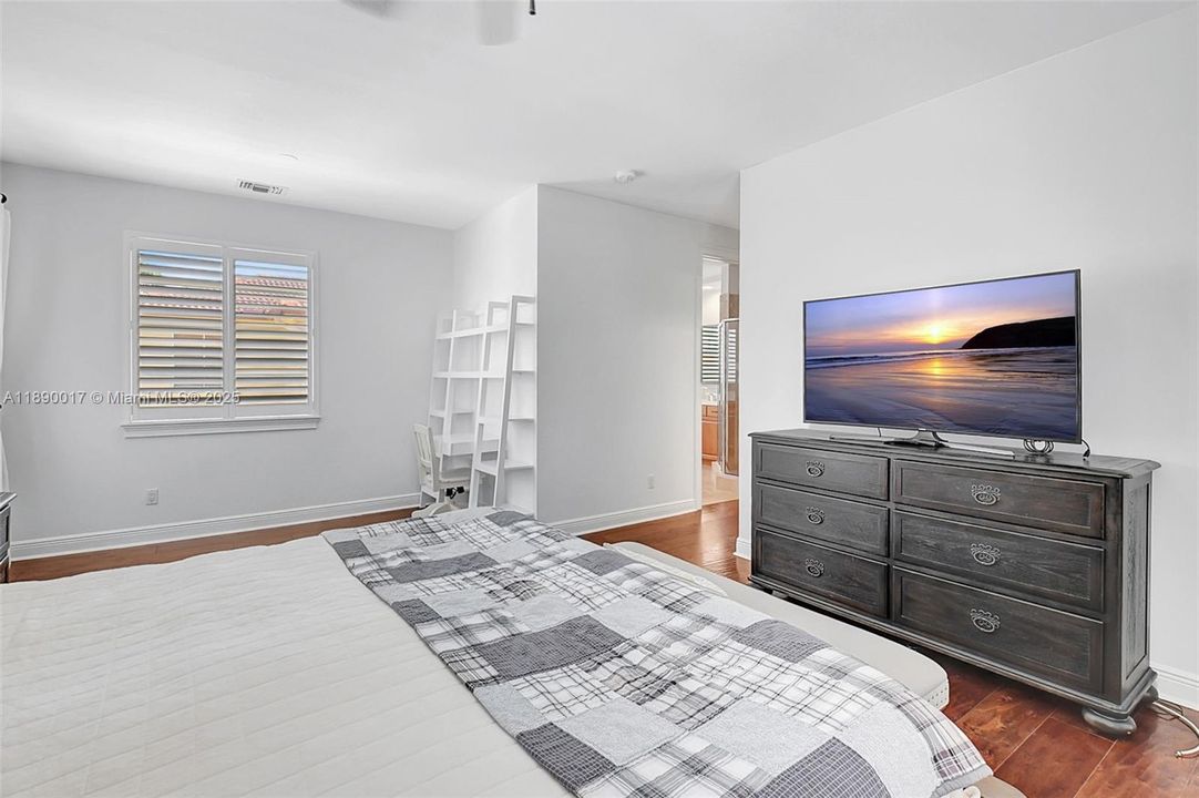 Activo con contrato: $5,995 (4 camas, 3 baños, 2501 Pies cuadrados)