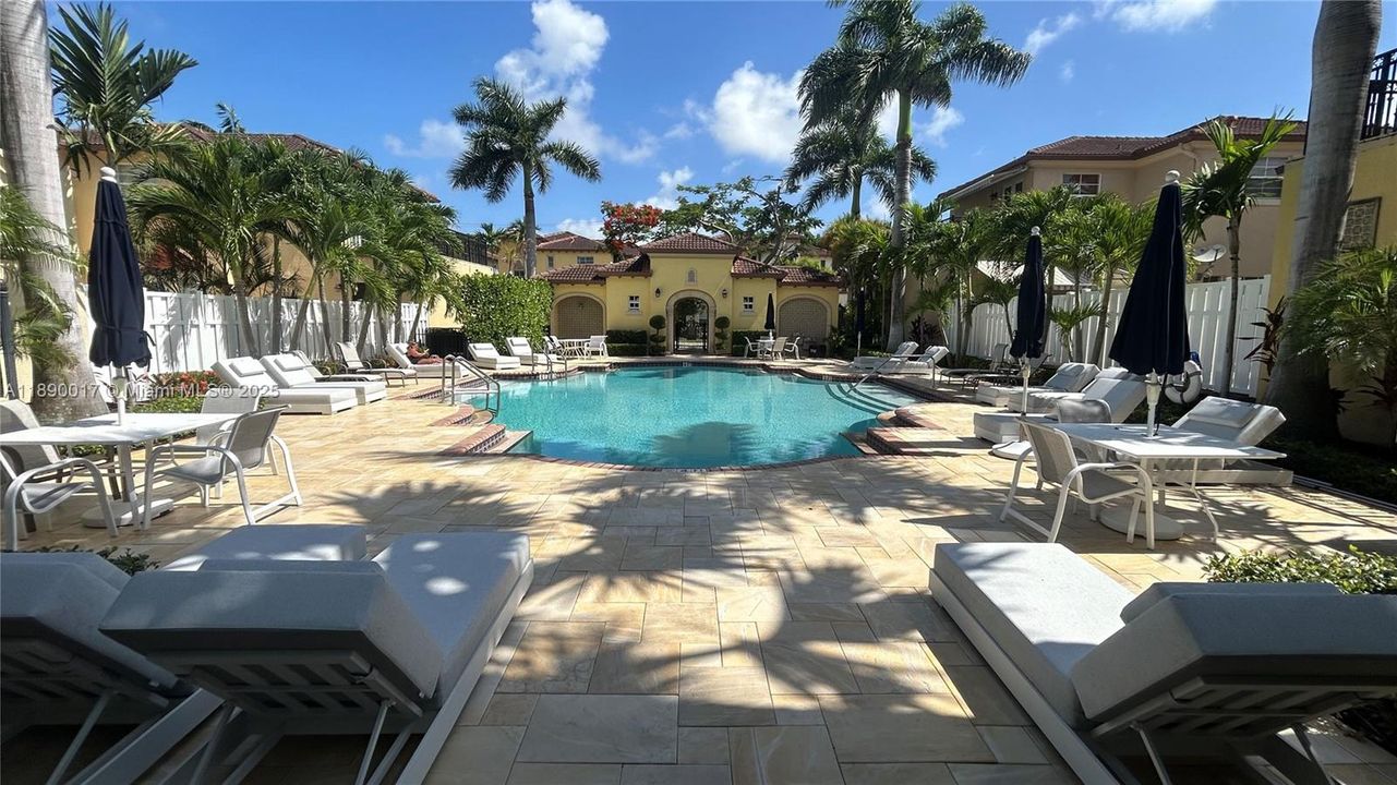 Activo con contrato: $5,995 (4 camas, 3 baños, 2501 Pies cuadrados)