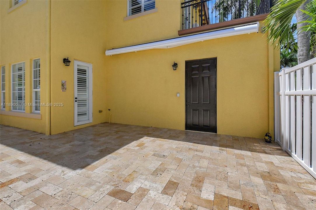 Activo con contrato: $5,995 (4 camas, 3 baños, 2501 Pies cuadrados)