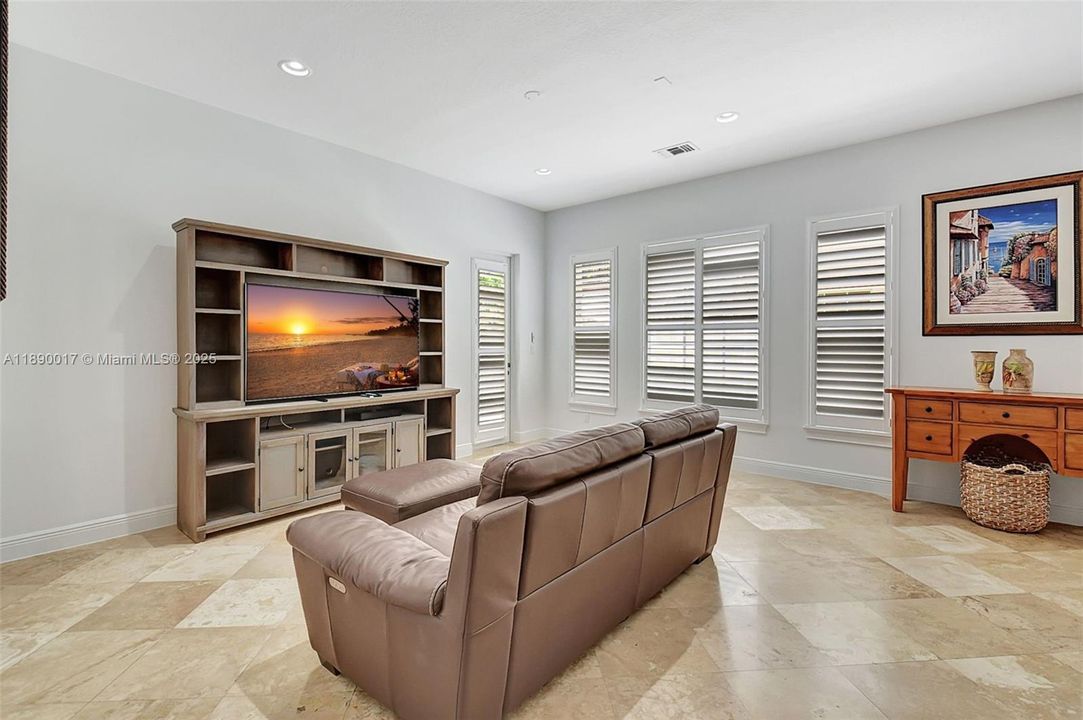 Activo con contrato: $5,995 (4 camas, 3 baños, 2501 Pies cuadrados)