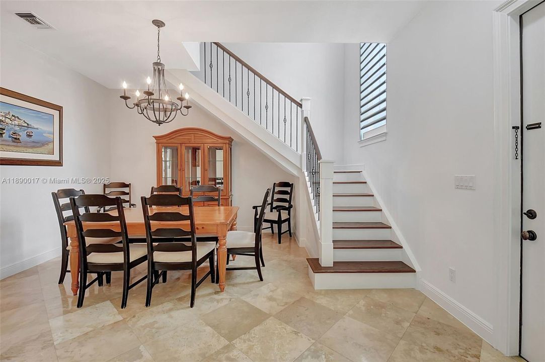 Activo con contrato: $5,995 (4 camas, 3 baños, 2501 Pies cuadrados)