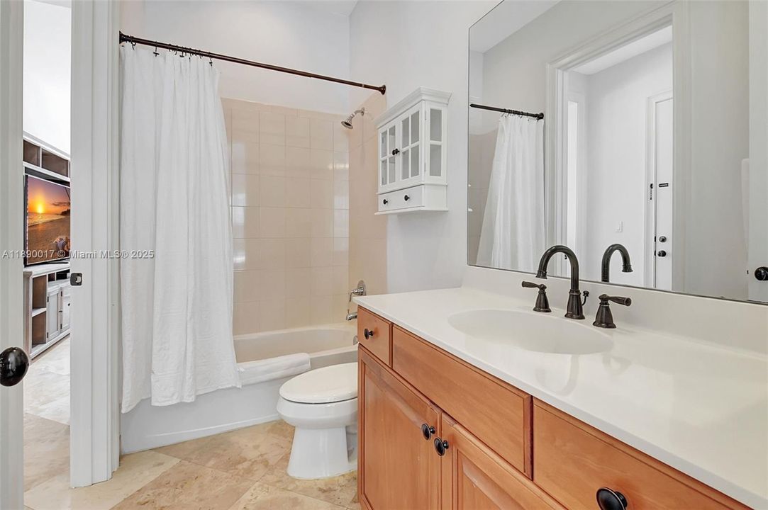 Activo con contrato: $5,995 (4 camas, 3 baños, 2501 Pies cuadrados)