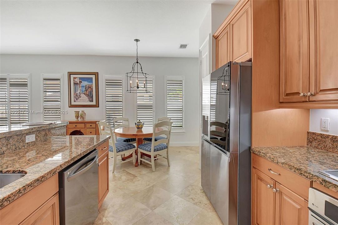 Activo con contrato: $5,995 (4 camas, 3 baños, 2501 Pies cuadrados)