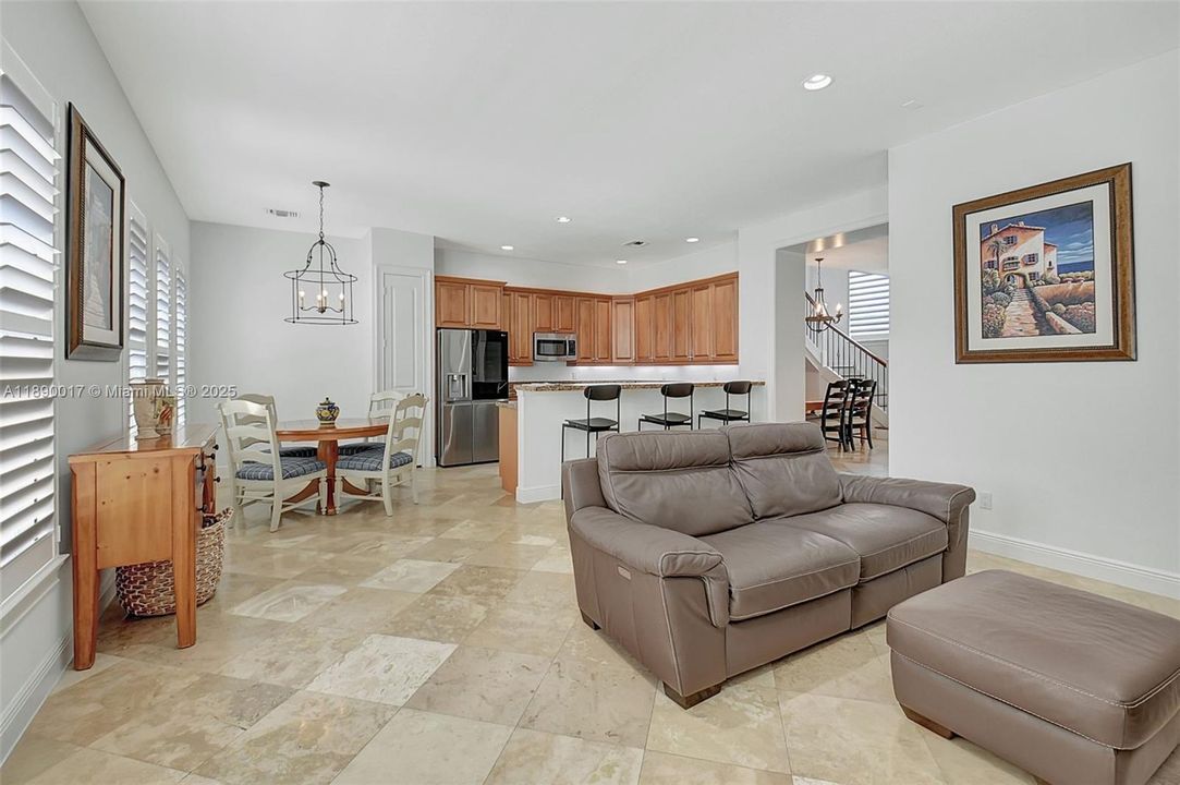 Activo con contrato: $5,995 (4 camas, 3 baños, 2501 Pies cuadrados)