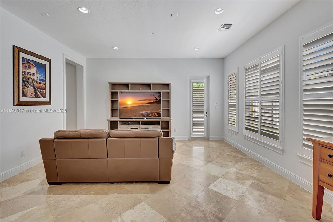 Activo con contrato: $5,995 (4 camas, 3 baños, 2501 Pies cuadrados)